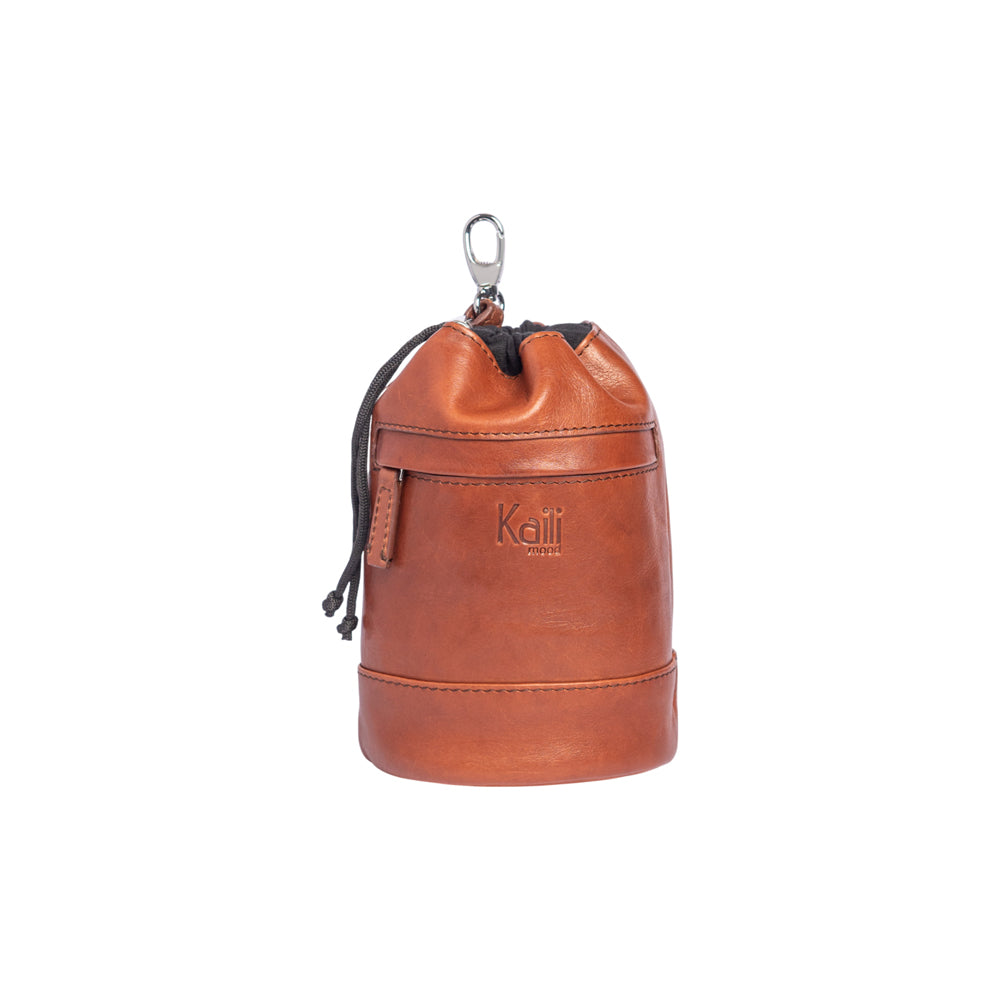 K0055SB | Pochette con Coulisse Hands-Free in Vera Pelle pieno fiore, ingrassata. Fodera in cotone. Colore Cognac. Dimensioni: cm 10 x 17 x 9,5. Confezione: Sacchetto Tessuto non Tessuto-0