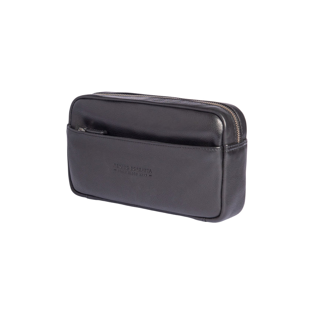 RB0046A | Pochette Uomo KEVIN con laccio da polso in Vera Pelle pieno fiore con leggera grana. Maniglia removibile. Colore Nero. Dimensioni: cm 22 x 13 x 5-1